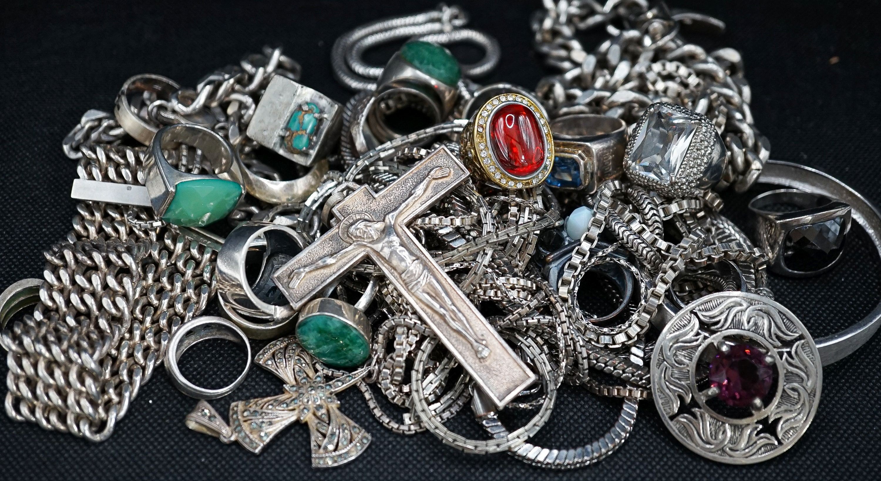 A mixed group of mainly white metal jewellery, including bracelet and rings.